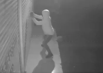 Adana’da maskeli şahıslar iş yerlerini işaretledi