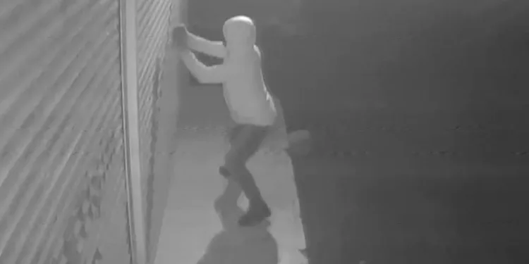 Adana’da maskeli şahıslar iş yerlerini işaretledi