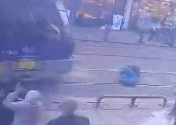 Sultanahmet’te tramvay yayaya çarptı