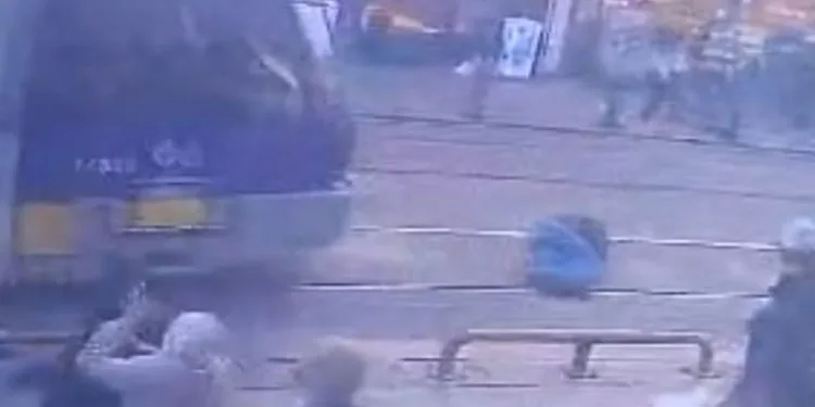 Sultanahmet’te tramvay yayaya çarptı
