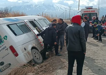 Yolcu minibüsü tahliye kanalına düştü