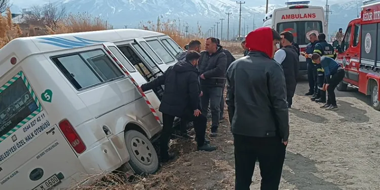 Yolcu minibüsü tahliye kanalına düştü