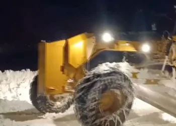 Muradiye’de yolda mahsur kalan işçiler kurtarıldı