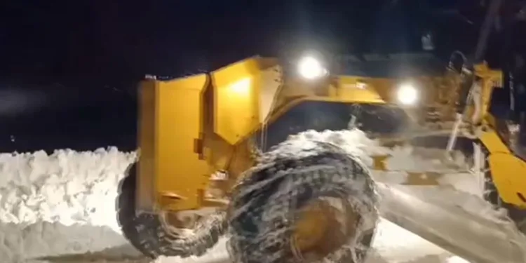 Muradiye’de yolda mahsur kalan işçiler kurtarıldı