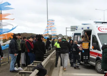 Maça giden taraftarları taşıyan midibüs tıra çarptı