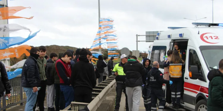 Maça giden taraftarları taşıyan midibüs tıra çarptı