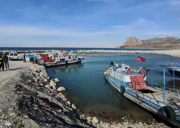 Balıkçı tekneleri limanda mahsur kaldı