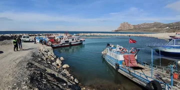 Balıkçı tekneleri limanda mahsur kaldı