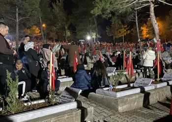 Depremzedeler 04.17’de yakınlarını andı