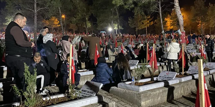 Depremzedeler 04.17’de yakınlarını andı