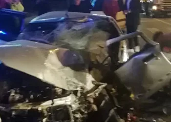 Otomobil ile otobüs çarpıştı