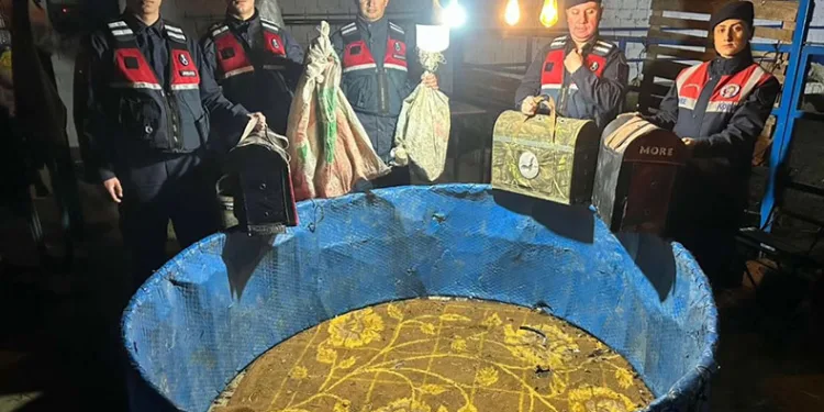 Efeler’de horoz dövüştüren 9 kişi yakalandı