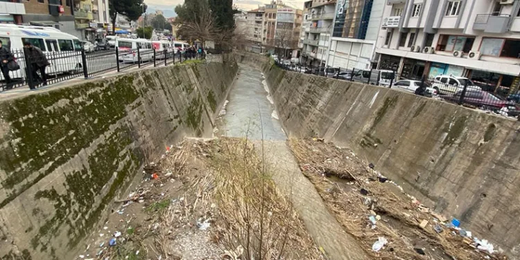 Tabakhane deresi yine çöplüğe döndü