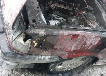Otomobil motor kısmından yandı