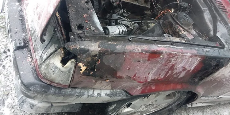 Otomobil motor kısmından yandı