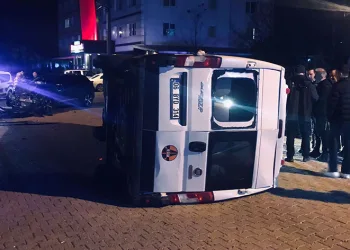 Otomobil ile çarpışan minibüs devrildi