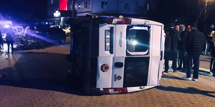 Otomobil ile çarpışan minibüs devrildi