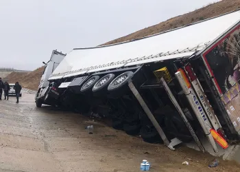 Kontrolden çıkan tır şarampole devrildi