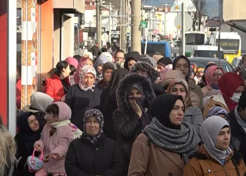 Bursa’da züccaciye dükkanın açılışında izdiham