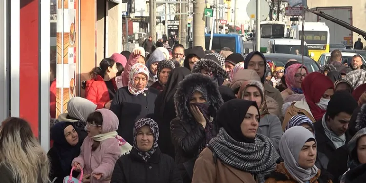Bursa’da züccaciye dükkanın açılışında izdiham