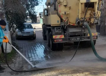 Kula’da dört mahallenin yağmursuyu ızgaraları temizlendi