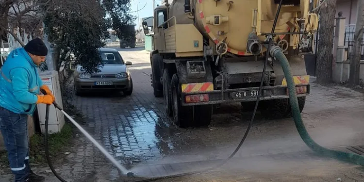Kula’da dört mahallenin yağmursuyu ızgaraları temizlendi