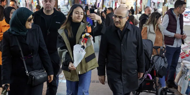 Valisi Demirtaş ailecek halkın içinde