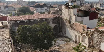 Enkaz kentte, narenciyeler dallarda kaldı