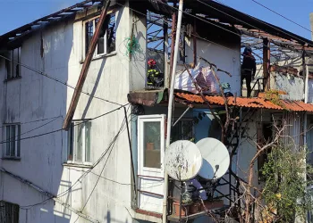 Döndüğünde tamir ettiği çatıyı yanarken buldu