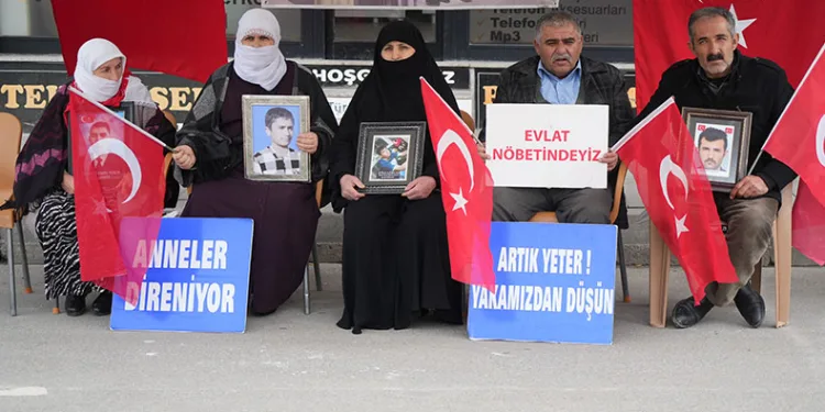 Ailelerin evlat nöbeti devam ediyor