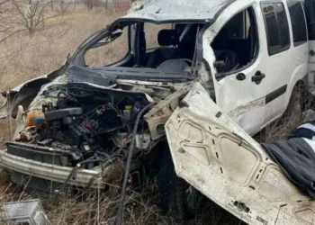 Takla atan hafif ticari araç hurdaya döndü