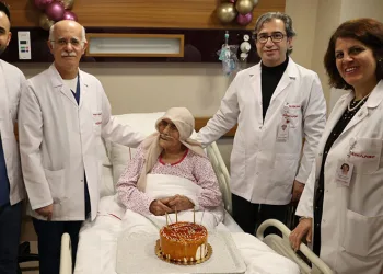 111 yaşında hem enkazdan hem de zatürreden kurtuldu