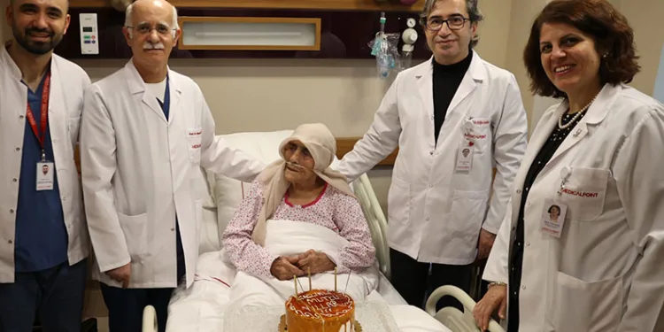 111 yaşında hem enkazdan hem de zatürreden kurtuldu