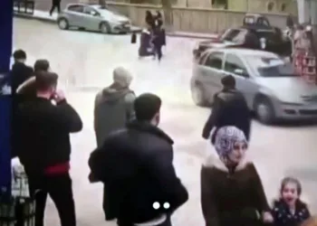 Yolun karşısına geçmeye çalışan çocuğa otomobil çarptı