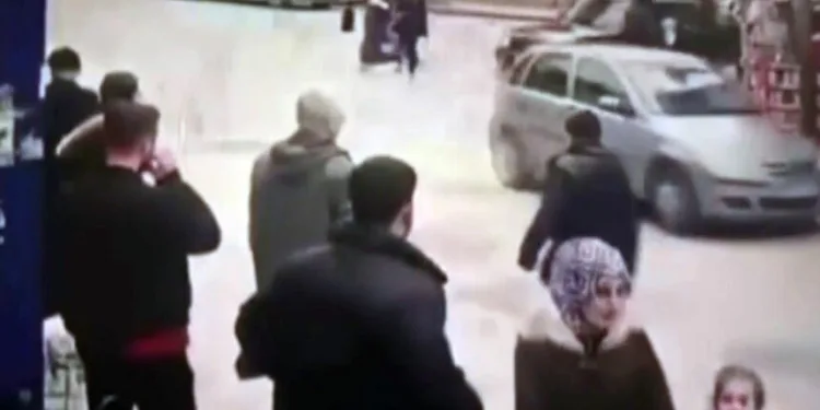 Yolun karşısına geçmeye çalışan çocuğa otomobil çarptı
