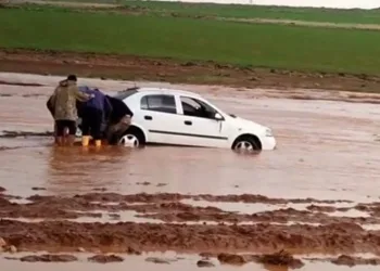Sele kapılan otomobil kepçe yardımıyla kurtarıldı