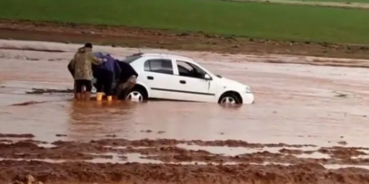 Sele kapılan otomobil kepçe yardımıyla kurtarıldı