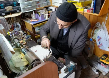 35 yıldır tek eliyle tesbih diziyor