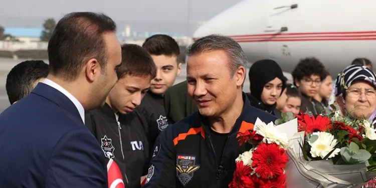Alper Gezeravcı yurda döndü