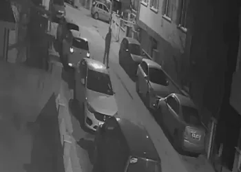 Sokak üzerindeki araçları tek tek çizdi
