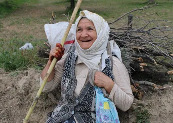 Sırtında yük değil sevgisini taşıyor