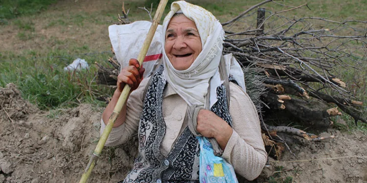Sırtında yük değil sevgisini taşıyor