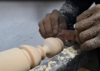 44 yıldır odunları yontuyor