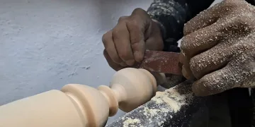44 yıldır odunları yontuyor