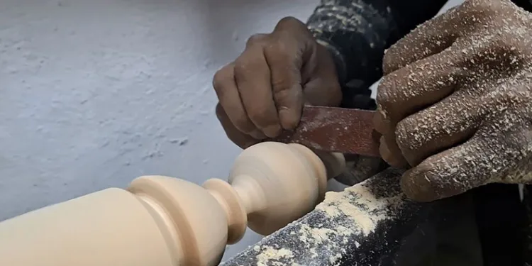 44 yıldır odunları yontuyor