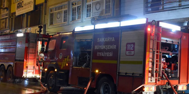 Sakarya’da market deposunda yangın
