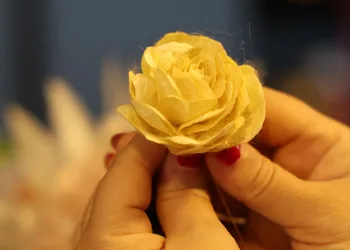 Kadınlar ipek kozasından dekoratif ürünler yapıyor