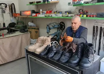 Depremzedeler ayakta kalmak için direniyor