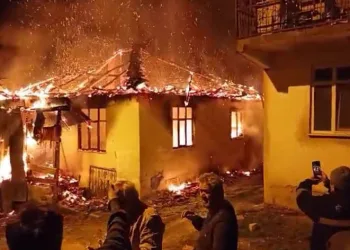 Tek katlı ev alev alev yandı