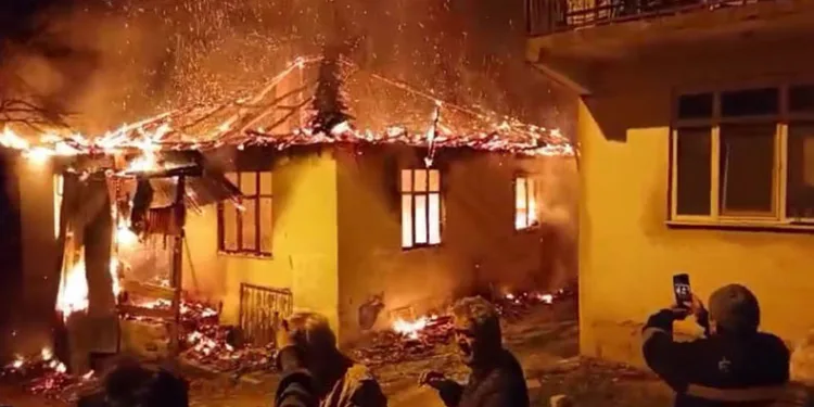 Tek katlı ev alev alev yandı